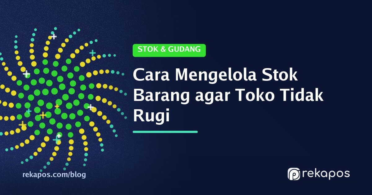 Pegawai toko menghitung dus di gudang sebagai contoh cara mengelola stok barang dengan rapi
