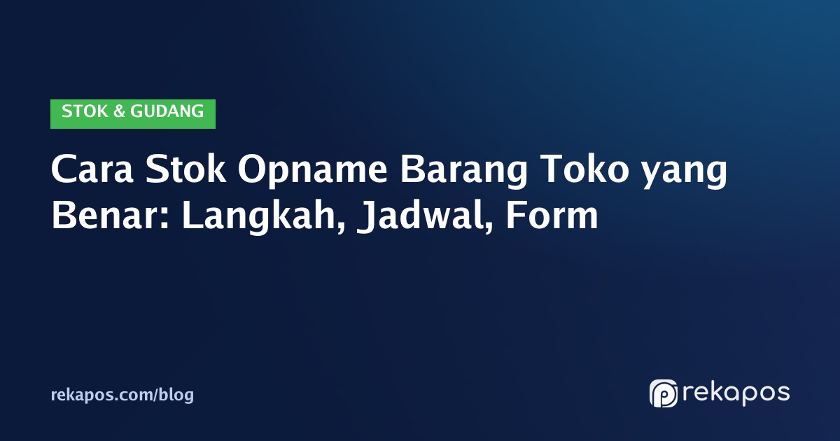 Karyawan toko melakukan cara stok opname dengan menghitung barang di rak dan mencatat di form