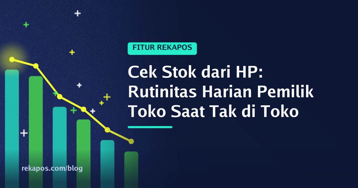 Pemilik toko melakukan cek stok dari HP sambil berada di luar toko