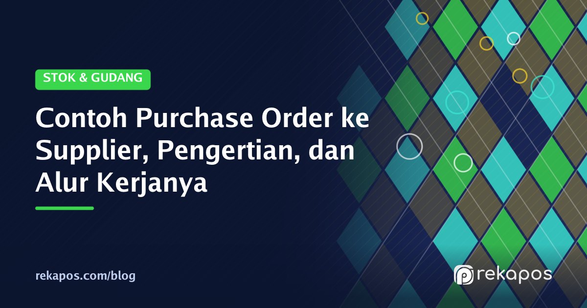 Pemilik toko memeriksa contoh purchase order ke supplier sambil mencocokkan barang yang baru datang di gudang