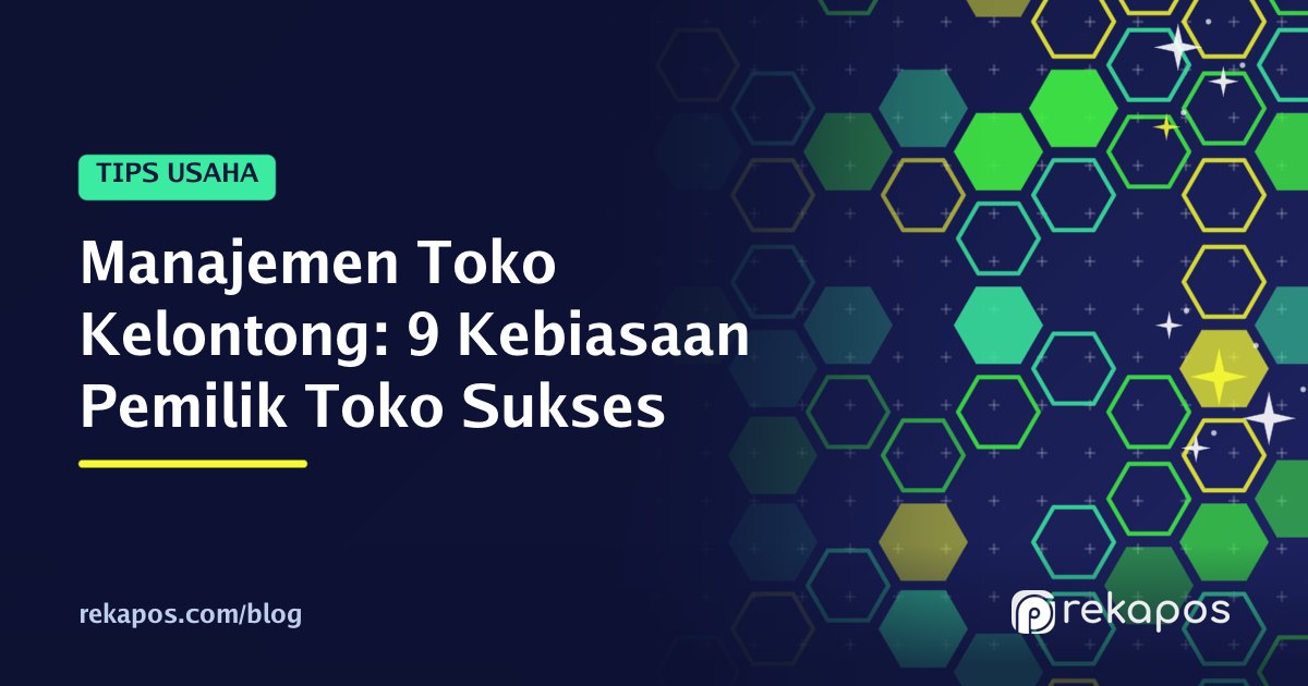 Pemilik menata rak di toko kelontong yang rapi sebagai contoh manajemen toko kelontong yang baik
