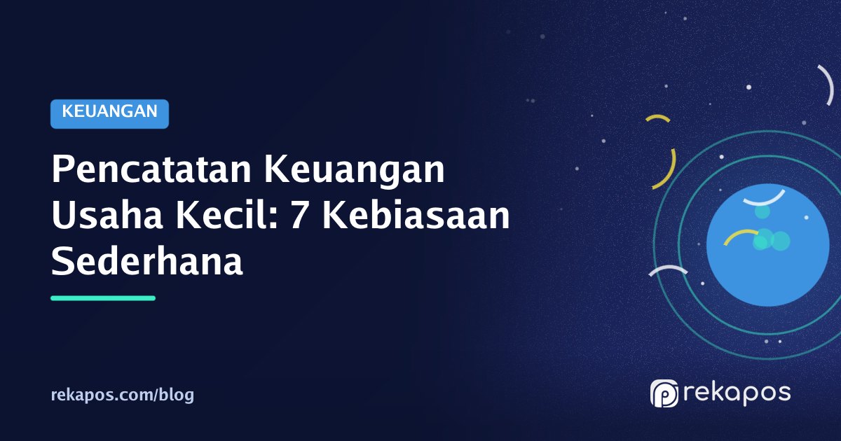 Pemilik warung melakukan pencatatan keuangan usaha kecil di buku kas dan aplikasi kasir