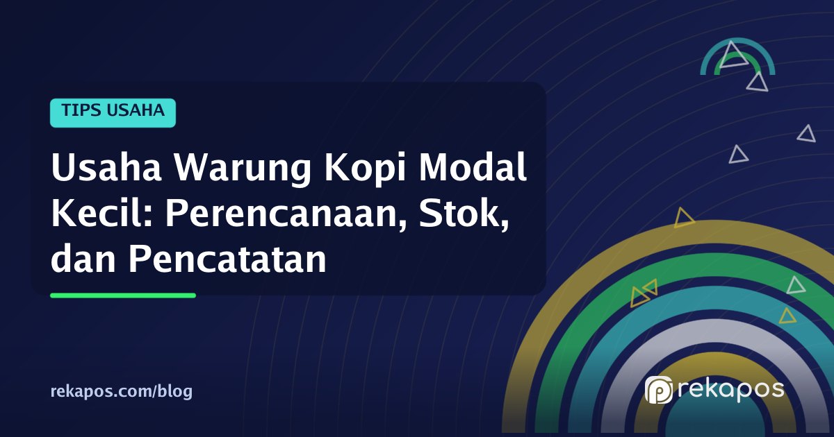 Barista menyiapkan es kopi susu di usaha warung kopi kecil dengan meja kasir sederhana